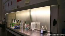 Blick auf einen Labor-Arbeitstisch mit diversen Utensilien, Kolben, Fläschchen etc. im Bernhard-Nocht-Institut im Hamburg (Foto: Michaela Führer)