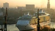 Das größte Passagierschiff der Welt, die Freedom of the Seas, in Hamburg