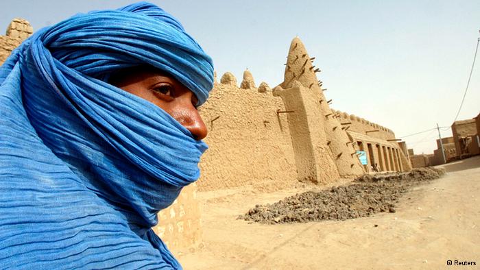Ein Nomade der Tuareg vor der vor der Moschee in Timbuktu (Foto: Reuters)