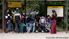 Eine Gruppe Roma steht in Berlin - Tiergarten an einer Bushaltestelle (Foto: Robert Schlesinger)
