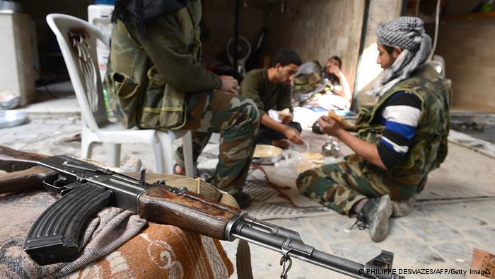 abgelegte Waffe, im Hintergrund syrische Kämpfer (Foto: Getty Images)
