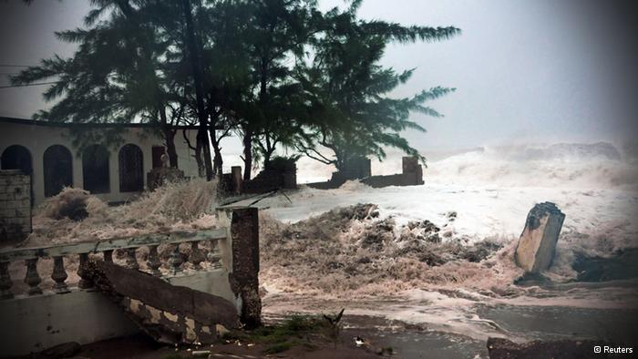 Hurrikan Sandy trifft mit Sturm und Fluten Jamaika (foto:AP)