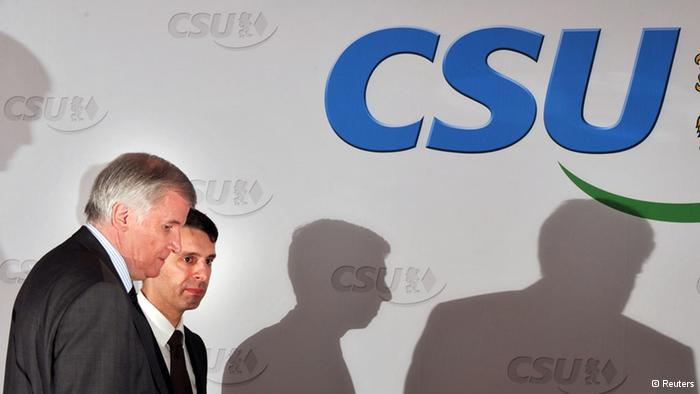 CSU-Chef Seehoferund der zurückgetretene Pressesprecher Strepp (Foto: Reuters)