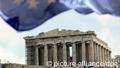 ARCHIV - Eine EU-Fahne weht am 09.04.2010 über der Akropolis in Athen. Die Finanzminister des Eurogebiets kommen am Montag (16.05.2011) in Brüssel zusammen, um ein Rettungspaket von 78 Milliarden Euro für das pleitebedrohte Portugal unter Dach und Fach zu bringen. Die obersten Kassenhüter wollen auch über die zugespitzte Schuldenkrise in Griechenland beraten. Foto: ORESTIS PANAGIOTOU dpa +++(c) dpa - Bildfunk+++ 