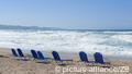 Leere Strandliegen stehen auf der griechische Insel Korfu oder auch Kerkyra am Strand des Mittelmeeres, aufgenommen am 20.09.2010. Foto: Soeren Stache 
