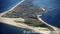 Das Luftbild vom August 1990 zeigt die nordfriesische Insel Sylt. Der Orkan am vergangenen Sonntag (30.01.2000) hat wieder einige Meter vom Sandgürtel der nördlichsten Insel Deutschlands abgetragen. dpa/lno (zu lno Thema des Tages vom 31.01.2000)