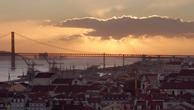 Sonnenuntergang hinter den Dächern von Lissabon, aufgenommen am 8.2.1999. 