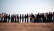 Destination Europe – Kapitel-Nr. 2 | Fotograf/Bildagentur: © Antonio Zambardino/Contrasto/LAIF | Tunisia March 4th 2011 – The Tunisian-Libyan border is crowded with refugees that fled the unrest in Libya | ACHTUNG!! DIE DEUTSCHE WELLE HAT DIE NUTZUNGSRECHTE NUR VOM 15.11.2011 BIS 15.11.2013!! EINSTELLUNGSDATUM: 15.11.2011