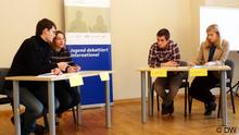 Debattenrunde: Vier Teilnehmer von Jugend debattiert international 2012 in der Debatte des Halbfinales. 
