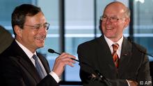 EZB-Präsident Mario Draghi, links, und Bundestagspräsident Norbert Lammert stehen lächelnd nebeneinander. (Foto: AP/dapd)
