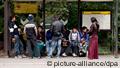 Eine Gruppe Roma steht in Berlin - Tiergarten an einer Bushaltestelle (Foto: Robert Schlesinger)
