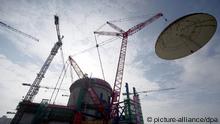  The dome of the containment structure for the No.1 reactor is being hoisted at the contruction site of the Changjiang Nuclear Power Plant in Tangxing village, Haiwei Township, Changjiang Li Autonomous County, south Chinas Hainan province, 28 December 2011. The dome of the containment structure for the No.1 reactor at the Changjiang Nuclear Power Plant was topped out on Wednesday (28 December 2011) in south Chinas Hainan province. The plant will be built in two phases, both consisting of two CNP-600 pressurized water reactors, with a capacity of 650 megawatts each. With a total investment of 20 billion yuan (US$3.16 billion) for Phase I, the first unit is scheduled to be operational by 2014 and second unit by 2015. More than 70% of the equipment will be indigenous made.
Schlagworte Atomkraft, Energie, China
