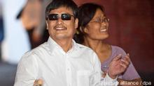 epa03226624 Chen Guangcheng, blind Chinese human rights activist and his wife Yuan Weijing smile as they arrive at a New York University housing, in New York, USA, 19 May 2012. Chen left China for the United States with his wife Yuan Weijing, their two children, his son Chen Kerui and daughter Chen Kesi. Blind activist Chen Guangcheng of China and his family arrived at the Newark, New Jersey, international airport after anxious weeks about his fate if he stayed in his home country. The United-Continental Airlines aircraft left China early 19 May for the United States after Chinese officials surprised Chen's supporters with permission to leave his homeland. EPA/RAMIN TALAIE +++(c) dpa - Bildfunk+++
