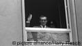 Der Herausgeber des Nachrichtenmagazins 'Der Spiegel' Rudolf Augstein winkt am 08.01.1963 aus einem Gebäude (Foto: picture alliance/Harry Flesch)