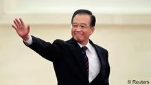 China's Premier Wen Jiabao waves as he arrives for a news conference after the closing ceremony of the National People's Congress (NPC) at the Great Hall of the People in Beijing, March 14, 2012. REUTERS/Jason Lee (CHINA - Tags: POLITICS TPX IMAGES OF THE DAY)