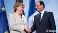 Berlin/ Bundeskanzlerin Angela Merkel (CDU) gibt am Montag (15.05.12) dem franzoesischen Praesidenten Francois Hollande in Berlin nach einer gemeinsamen Pressekonferenz die Hand. Hollande wurde am Dienstagmorgen in einer Zeremonie zum Praesidenten vereidigt. Foto: Maja Hitij/dapd
