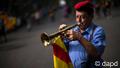 Ferran Estrada Porta, 79, wearing the traditional cup or barretina and holding a Catalan flag, plays his trumpet on the street in Barcelona, Spain, Tuesday, Sept. 11, 2012. Thousands of people demonstrated in Barcelona on Tuesday to join a rally demanding independence for Catalonia, in northeastern Spain, on the Catalan national day. (Foto:Emilio Morenatti/AP/dapd).