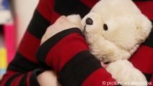 Child holding a teddy bear
Photo: picture-alliance/dpa