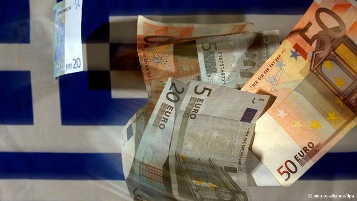 Euro-Geldscheine fallen auf eine griechische Fahne (Foto: picture-alliance/dpa)
