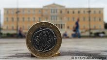 Eine Euro-Münze vor dem Parlament in Athen.
(Foto: dpa)