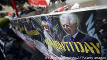 Ein Spruchband während des No Monti Day zeigt Italiens regierungschef Monti und Bundeskanzlerin Merkel (Foto: AFP/Getty Images) 