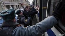 Alexei Navalny wird von Polizisten durchsucht ( Foto: AP/dapd)
