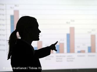 ILLUSTRATION - Eine Frau steht am 07.12.2010 in Berlin und erklärt eine mittels Beamer an die Wand projezierte Statistik (Silhouette). Foto: Tobias Kleinschmidt dpa/lbn