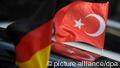 Eine deutsche und eine türkische Fahne wehen im Wind (Foto: dpa)
