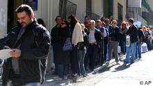 Schlange von Arbeitslosen in Athen (Foto: AP/dapd)
