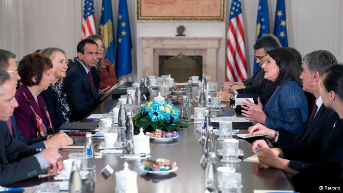 Mehrere Vertreter, darunter US-Außenministerin Clinton und die kosovarische Präsidentin Atifete Jahjaga, am Verhandlungstisch (Foto: Reuters)