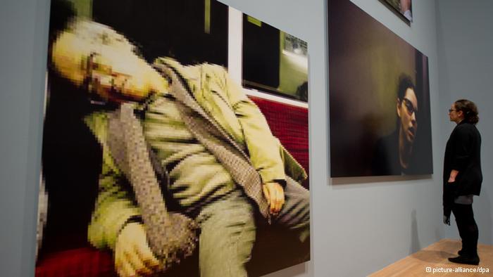 Schlafende Menschen in der U-Bahn zeigen die unscharfen und grobpixeligen Fotos von Mark Wallinger in der Ausstellung Privat (Foto: dpa)