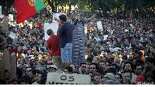 Zehntausende demonstrieren am Samstag, 15.09.2012, in Lissabon gegen die Sparpolitik der Mitte-Rechts-Regierung von Pedro Passos Coelho und die Auflagen des Internationalen Währungsfonds (IWF) (Foto: dapd)
eingestellt: rb