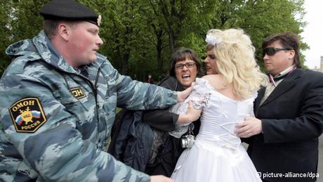 A Russian riot policeman detains a man dressed in bridal gown during an attempted rally of gay rights activists in Moscow, Russia, 16 May 2009. Moscow police violently broke up gay rights demonstrations, detaining more than 20 protesters who denounced what they called Russian homophobia hours before the finals of a major international pop music competition. EPA/ANDREI CHEPAKIN +++(c) dpa - Bildfunk+++