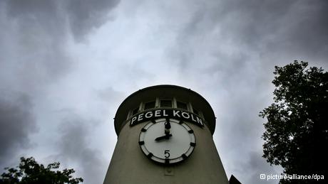 Die Pegel steigen: Pegel in Köln am Rheinufer (Foto:dpa)