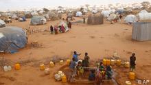 ISomali refugees collect water at the Ifo refugee camp outside Dadaab, eastern Kenya. (Photo:Jerome Delay/AP/dapd)
