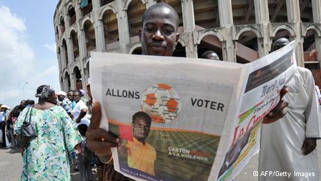 Mann liest ivorische Zeitung auf der Didier Drogba zu sehen ist.
(Foto: AFP PHOTO/ SIA KAMBOU)
(Photo credit should read SIA KAMBOU/AFP/Getty Images) 