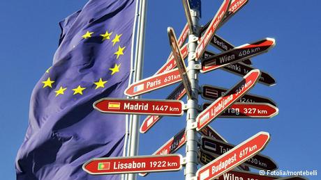 Europaflagge mit Wegweiser zu Hauptstädten in Europa © montebelli - Fotolia.com
