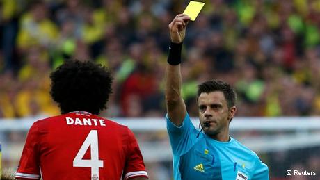Referee Nicola Rizzoli of Italy shows a yellow card to Bayern Munich's Dante during their Champions League Final soccer match against Borussia Dortmund at Wembley Stadium in London (Photo:REUTERS/Eddie Keogh/DW)