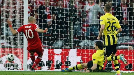 Borussia Dortmund's Neven Subotic (C) clears the ball off the line to prevent Bayern Munich's Arjen Robben (L) scoring during their Champions League Final soccer match at Wembley Stadium in London.(Photo: REUTERS/Stefan Wermuth/DW)