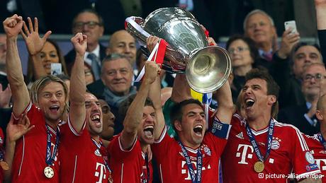 Bayern Munich FC team players celebrate their trophy after the UEFA Champions League final between Borussia Dortmund and Bayern Munich at Wembley Stadium in London. (Photo: Retuers/DW)